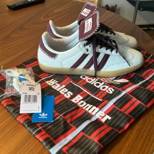 Adidas Wales Bonner  - Adidas Wales Bonner. Köpta av en tjej på vinted, så har ej kvitto och kan inte garantera till 100% att de e äkta. Storlek 38. Bra skick, använd fåtal gånger. Nypris 4499. 😊