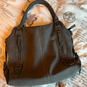 Väska - Kommer inte längre till användning, köpt förra året, använd sparsamt, hör av er vid frågor!💞💞