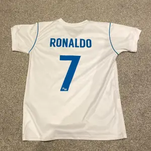 Säljer den här autentiska Ronaldo tröjan när han var i real Madrid, Tröjans skick är 8/10 . Hör av er om ni vill köpa 