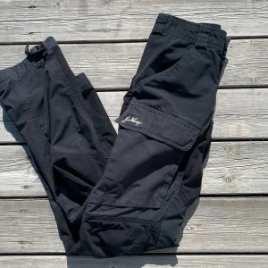 Lundhags byxor  - Lundhags byxor i strl 34 Finns ett hål vid fickan kan skicka bilder. Lätt att laga kan fixa det innan köp😊