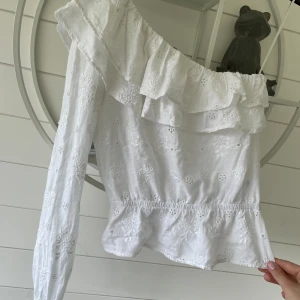 One-shoulder blus - Vit blus med volang. Storlek 34 från hm. Bra skick, inga tydliga tecken på användning💓