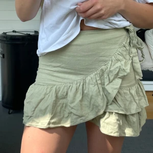 Volangkjol - Omlottkjol med volang i superfin grönbiege färg. Storlek 34 från topshop. Bra skick💓