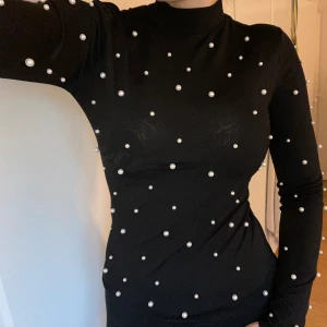 Topp med pärlor - topp med hög hals 🩷