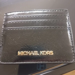 Mk korthållare  - Äkta Michael kors korthållare 