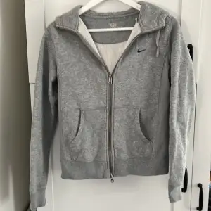 En nike zip hoodie i storlek 164. Mycket sparsam använd och har mest hängt i garderoben. 