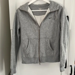 Nike zip hoodie - En nike zip hoodie i storlek 164. Mycket sparsam använd och har mest hängt i garderoben. 