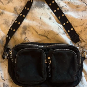 Väska - Super fin väska! Säljer för att den inte används, super bra skick💗