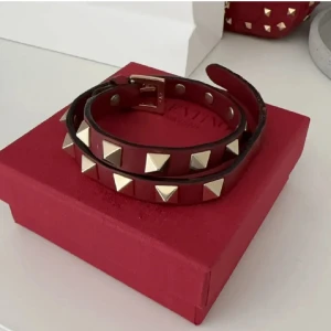 Valentino armband  - Säljer mitt fina valentino armband i en super fin röd färg som inte säljs längre! I väldigt bra skick förutom små små slitage vid en sida (kolla sista bilden), nypris: 3365 kr💗💗 pris kan diskuteras🙌