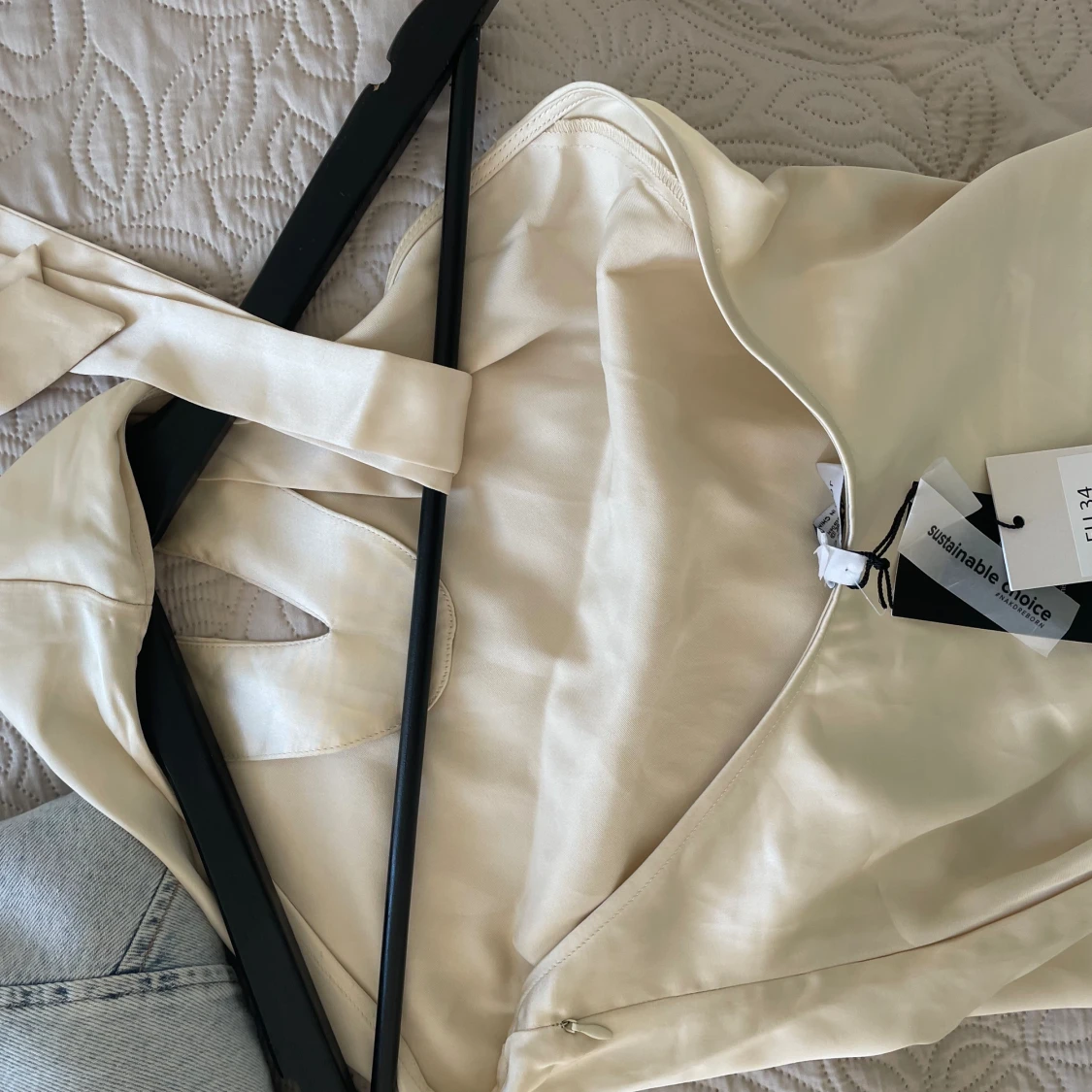 Beige siden klänning, öppen i ryggen  - 91