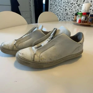 Axel Arigato - Storlek 42 Cond 7/10  Behövs en tvätt