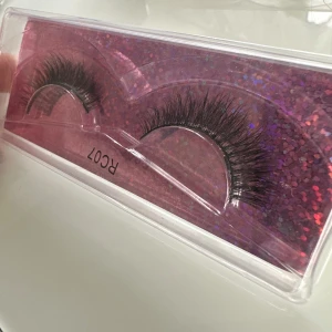 Lösögonfransar  - Snygga fransar som används vid alla tillfällen. Få dem dragna fina kattiga ögon med dessa fransar 🤩. Skulle franslinjen vara för lång för ditt öga kan man alltid klippa och korta ner fransarna/linjen med en sax så de passar just för dina ögon.😻