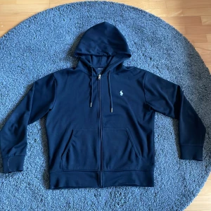Polo Ralph lauren zip hoodie - Köpte den här på plick. Inga skador eller andra defekter.pris kan diskuteras. Storleken är S men passar M