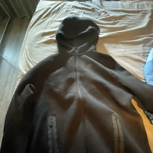Nike tech hoodie  - Helt oanvänd. Säljer den för den passar inte på mig. Priset kan diskuteras.