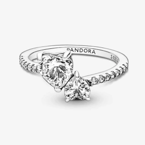 Pandora ring - En Pandora ring med två diamanter, har andvänts i Max 2 månader. Minns inte storleken men kan medela för frågor. Priset kan diskuteras:) FORTFARANDE NY!! 