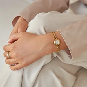 Bovou klocka - Denna guldiga Bovou klockan 🤍Använt skick men inget som syns när den bärs! 