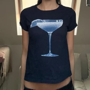 Inprintwetrust topp - Så fin t shirt från in print we trust, säljer då den inte är min stil. Den har endast blivit testad. Diskuterbart pris