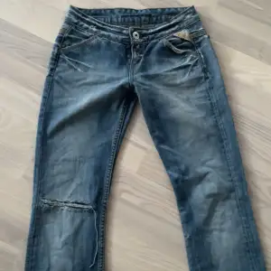 Replay jeans i perfekt skick! de är lågmidjade och straight. säljer pga kommer inte till användning! skriv för mer info eller bilder( obs använder endast köp nu)❤️❤️