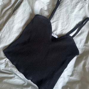 Stickad Linne - Söt stickat linne från zara, i fint skick men dock har zara lappen lossnat på ena sidan 😇