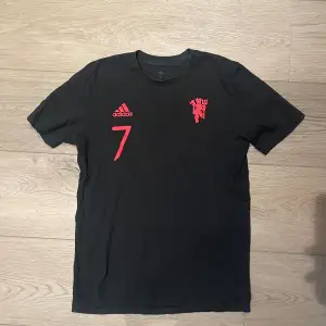 Säljer denna asfeta Manchester United T-shirten, med Ronaldo #7 på ryggen, eftersom den inte passar längre. Skicket är väldigt bra och storleken är S