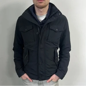 J.LINDEBERG-FIELD JACKET - Otroligt fin field jacket från j.Lindeberg. Skicket är precis som en ny, 9,5/10 -Modellen är 180 cm lång. Nypris 3500.  Sista bilden flimrar, ser alltså inte ut så i verkligheten. Pris kan diskuteras vid snabb affär🤝