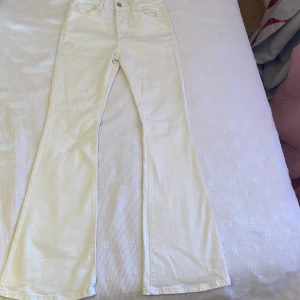 Vita bootcut jeans  - !Aldrig använt de! inga hål eller fläckar på Långa lågmidjade jeans som passar för de som är 159-162 cm storlek XS