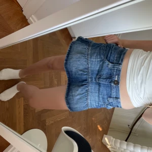 Lågmidjad jeanskjol - Så snygg, bra skick!