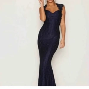 Balklänning - Säljer denna jättefina balklänningen med spets och öppen rygg från Nelly ❤️ strl S/36 