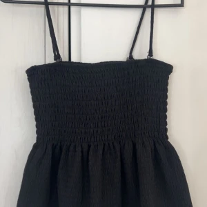 Söt och gullig topp från gina🖤 - Jättefin topp från gina, säljer eftersom den ej kommer till användning 💕 man kan även ta bort banden och använda den som kjol om man skulle vilja det också💕bra skick och inga defekter💕