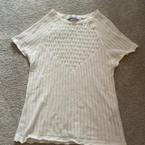 Zara topp - Super fin topp med hål och mönster