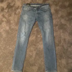 Säljer dessa dondup jeans från senaste säsongen, skicket är 10/10. Storlek 32. Färgen är en mix av grå och blå