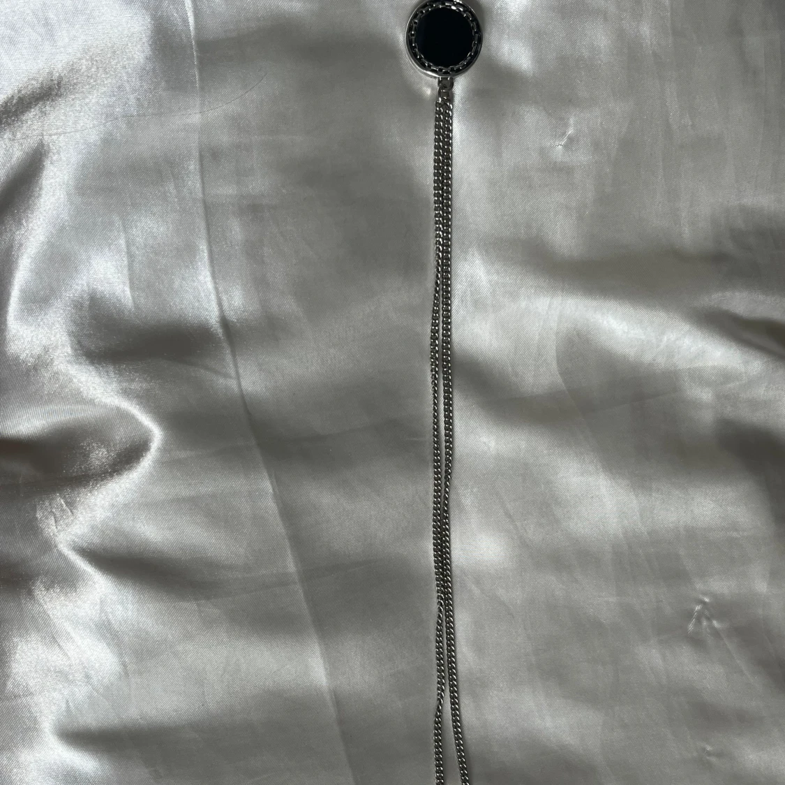 Silvrigt halsband med svart detalj på  - 90