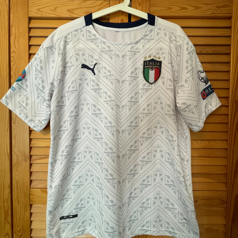 Jättesnygg Italien tröja från år 2021 (bortaställ). Den passar L och lite större M. (Inte äkta) men ändå snygg och märket+ sponsorn är påsydda. Skick 8/10 och säljs därför billigt!. T-shirts.