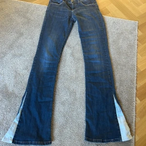 Low waist bootcut jeu - Low waist bootcut jeans, som jag själv sytt på tyg där nere, så snygga