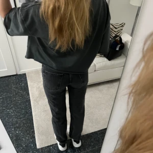 Zara jeans - Straight jeans med medelhög/låg midja från zara! Supersnygga i storlek 36! Jeansen är i nyskick:) 