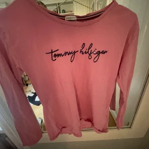 Tommy hilfiger tröja💞💞 - Tommy hilfiger tröja i rosa🩷🩷jättesnygg till ett par jeans😚kan användas som en magtröja typ❣️
