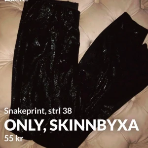 Skinnbyxa med snakeprint  - Väldigt bekväma snygga skinnbyxor i toppenbra skick, knappt använda 🖤  