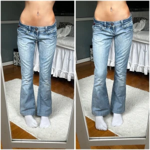 Lågmidjade Bootcut jeans  - Så snygga jeans, storlek xs enligt lapp men för stora för mig som brukar ha xs(se mått) Innerbenslängd:74 midjemått:37 x2 + lite stretch. Köp sker via köp nu, jag postar inom 24h