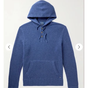 Ralph Laurent hoodie - Riktigt skön och Tunn hoodie från Ralph Lauren. i 100 % kashmir. Ny pris 5500kr slut såld överallt. Jag på bilden är 181 70kg storlek S men skulle säga att den passar M. Bara att höra av er vid flera frågor 🙌