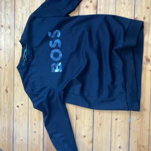 Hugo boss tröja - Köpte hugo boss tröja för några dagar sen för cirka 2 tusen säljer för 800 helt ren och fräsch inga hål elle märken kvitto kan visas 