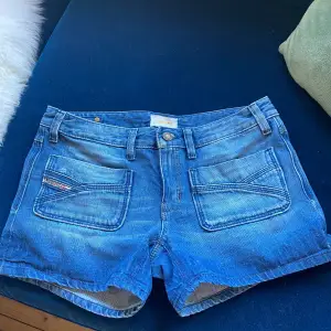 Jätte fina jeans shorts från diesel med låg midja som tyvärr är för små! Storlek 30 men är mindre i storleken!