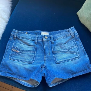 Diesel jeans shorts  - Jätte fina jeans shorts från diesel med låg midja som tyvärr är för små! Storlek 30 men är mindre i storleken!