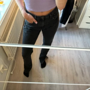 Nelly Jeans - Snygga svarta jeans från Nelly med slits vid anklarna, bra skick!! Passar storlek 34/S Fraktkostnad kan tillkomma beroende på vart du bor