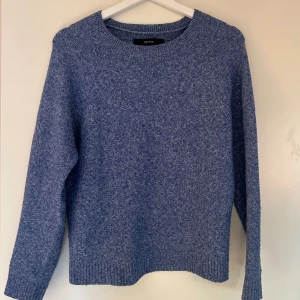 stickad tröja - vero moda VMDOFFY stickad tröja använd typ 1 gång. Bra skick säljer för tycker inte färgen passar mig. skriv om du har frågor