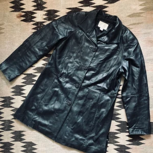 90-tal vintage y2k skinnjacka leather svart jacka läder - Helt otrolig skinnjacka i svart lamm läder Köpt i USA  90-tal (00-tal y2k) Storlek S/M  Längd 81cm Bredd 49cm Axel till axel 49cm Ärmlängd 47cm