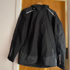 Vindjacka  - Helt nya, toppenskick. Vet ej om det är dam eller herrmodell, men passar nog för båda lika bra. Nypris över 1000 kr