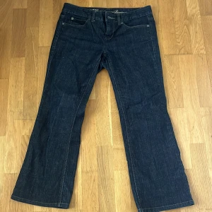 tommy hilfiger jeans - köpta på second hand men väldigt bra skick!  bootcut jeans. står ingen stolek men 40 midjan och 68 innermått. 