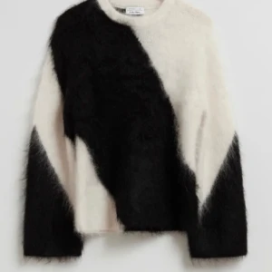 Stickad tröja & other stories - Säljer min jättefina tröja från other stories då jag inte använder den, köptes i mars och är knappt använd. Nypris 1300🩵