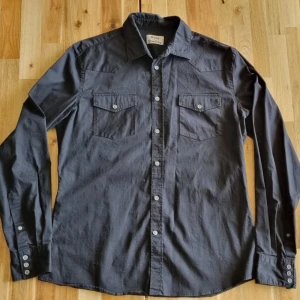 Acne Studios skjorta - Snygg svart skjorta från Acne Studios i storlek 48