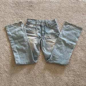 Replay Blue Jeans  - Jättefina ljus blåa jeans. Mid waist. Passform 34 eller mindre 36a. Tvättade men lite slitna vid hälarna och några få små fläckar i kväväcket som man inte tänker på när man ser dem på. Skriv för frågor💕
