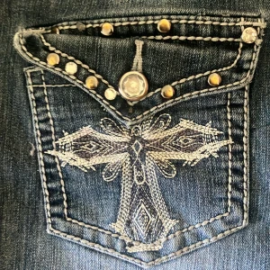 Jeanskjol miss me liknade  - Säljer denna jättefina jeanskjol med supercoola fickor. Var förut ett par jeans jag klippt. Low waist men går att ha som man vill. Omkretsen i midjan är 90 cm på kjolen, men går lätt att sy in eller ha skärp till om de är för stort. Diskuterar priset